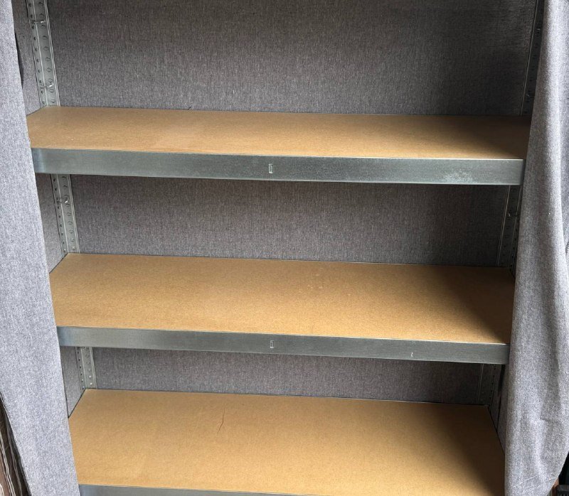 Металлический стеллаж с полками