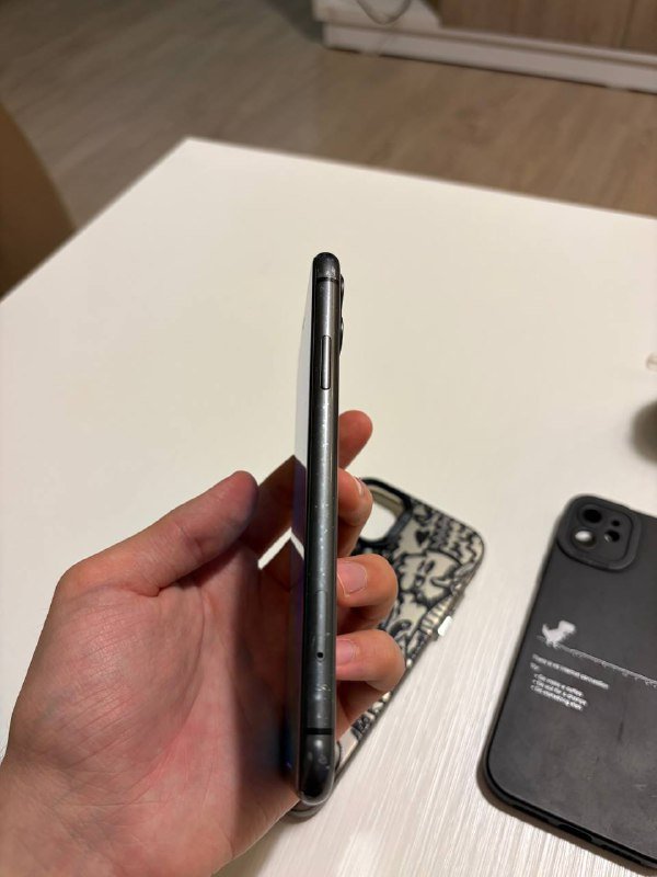 iPhone 11 128GB с чехлами 4
