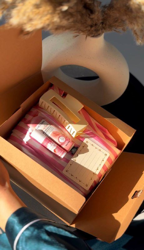 Подарочный бокс с пижамой, крабиком, кремом, помадой