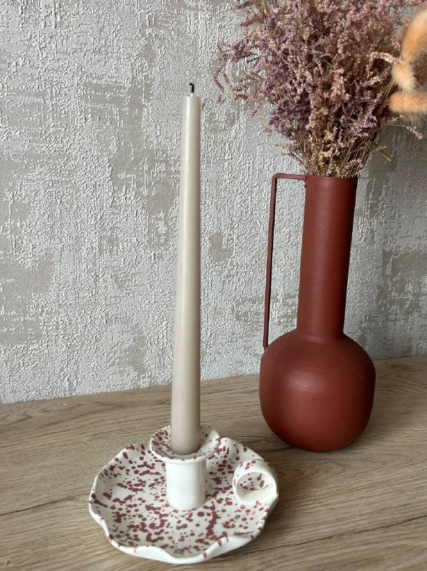 Подсвечник и две красивые свечи