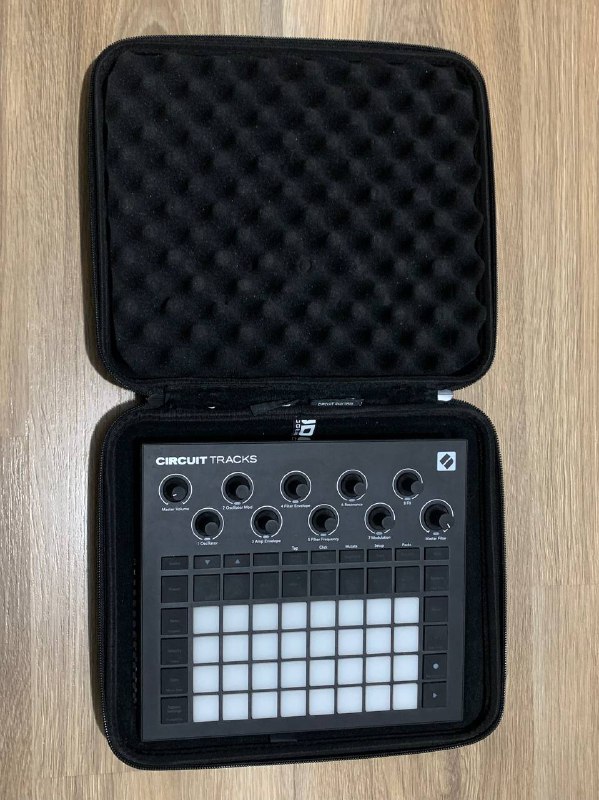 Novation Circuit Tracks музыкальный инструмент