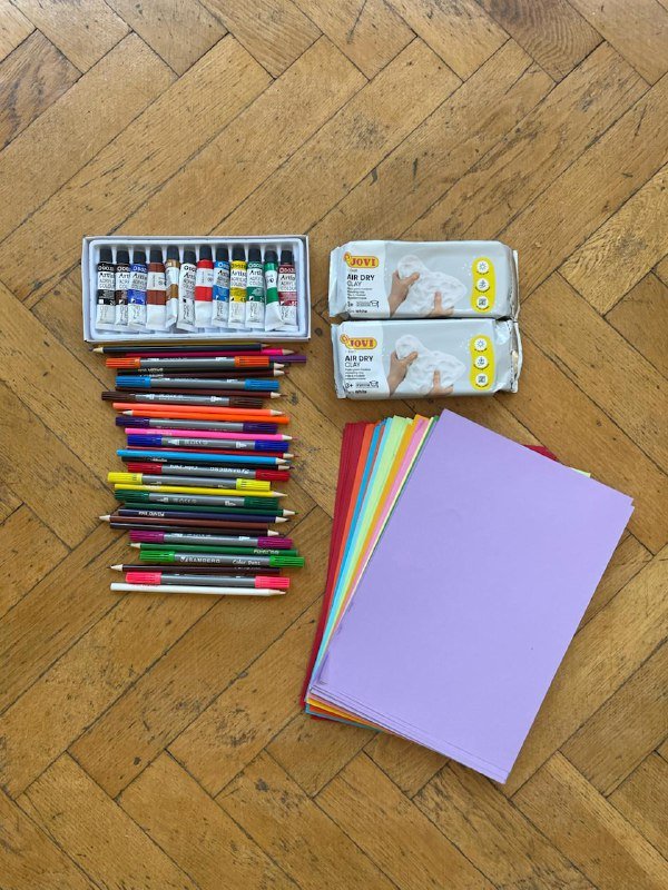 Карандаши, фломастеры, акриловые краски, цветная бумага, воздушная глина