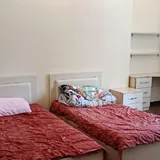 დიდი კარადა, ორი ერთადგილიანი საწოლი, ორი ტუმბო, მაგიდა 4
