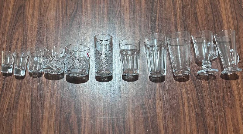 Разные стеклянные рюмки и стопки