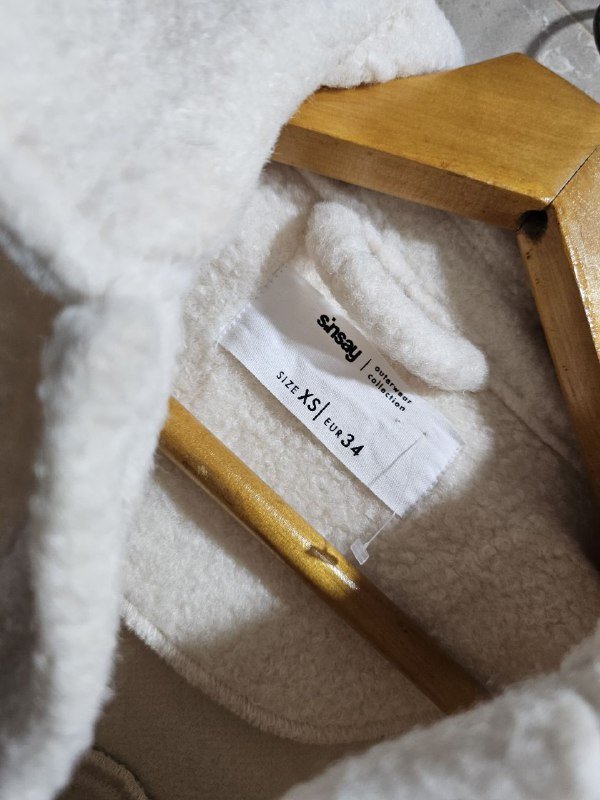 Белая женская куртка Sinsay XS 2