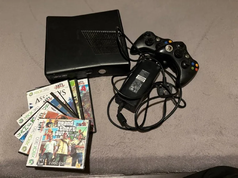 Xbox 360 Slim с играми и 2 джойстиками 1