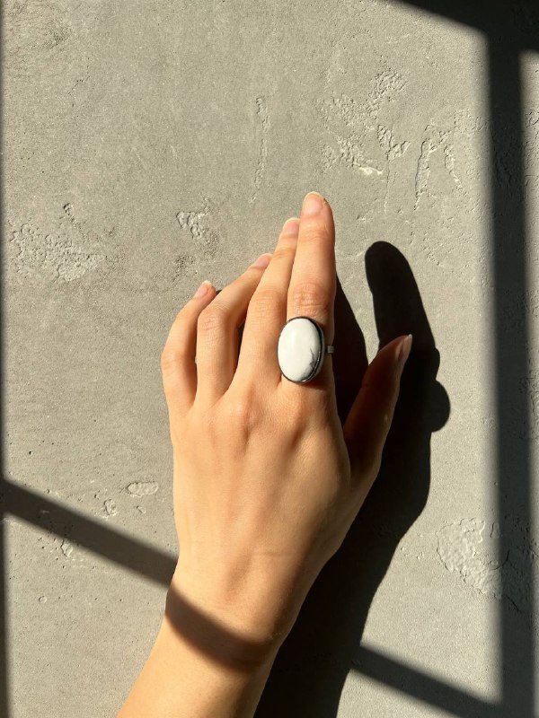 Кольцо с белым кабошоном размер 17,5