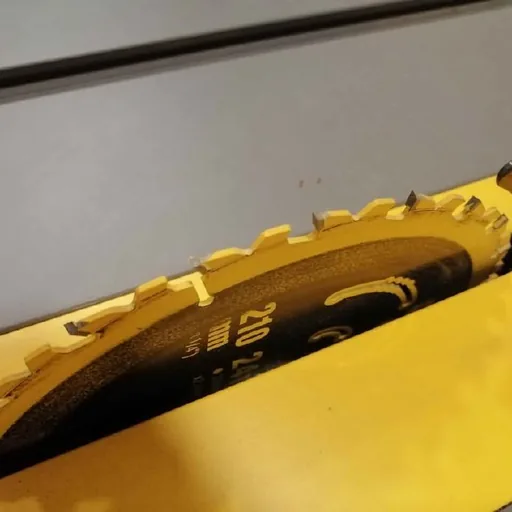 Дисковая настольная пила DeWALT DWE7485-QS