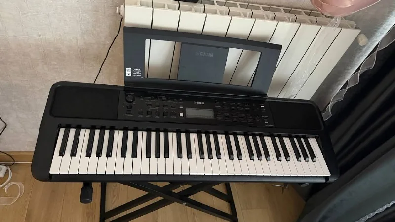 Электронное пианино Yamaha PSR-E383 с подставкой и стулом 1