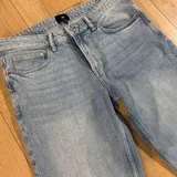 Джинсы H&M Slim Fit голубого цвета 2