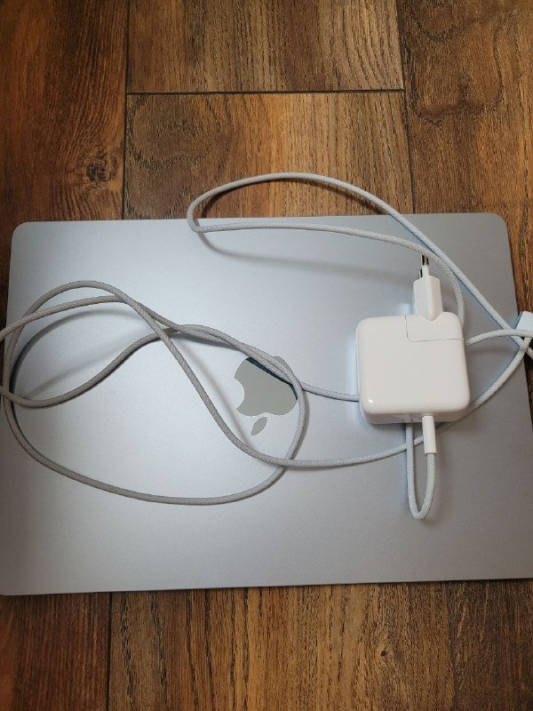 Makbook SkyBlue 13.6 M4 16GB 256GB with charger