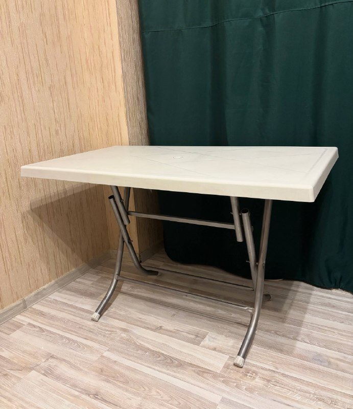 Складной стол из пластика с металлическими ножками