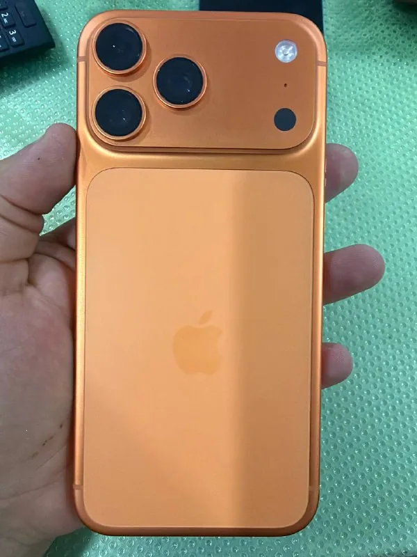 2 iPhone 17 Pro Max, оранжевый и синий 1