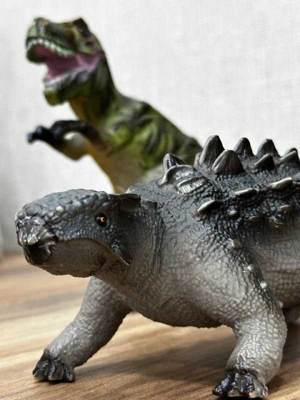 Два динозавра игрушки 2