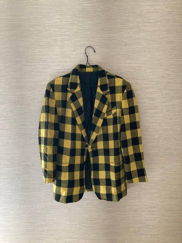 Пиджак в желтую клетку, Пиджак в красную клетку, Темно-синий пиджак, Свитер ручной вязки, Леопардовый платок