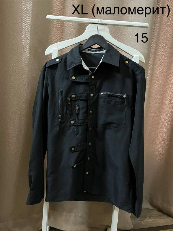 коричневое худи, белый свитер, черно-белый свитер, черный свитер сетка, черная рубашка, полосатый топ, клетчатая рубашка, черная куртка, сетчатые колготки 10