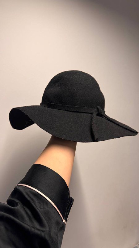 Черная шляпа на осень 2