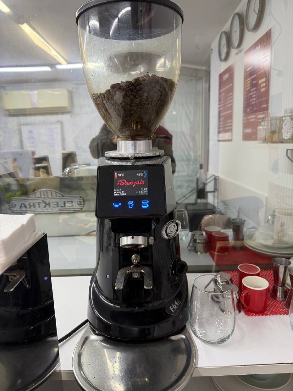 Офисные кресла, столы, кофемашина, мешок, стеклянная посуда