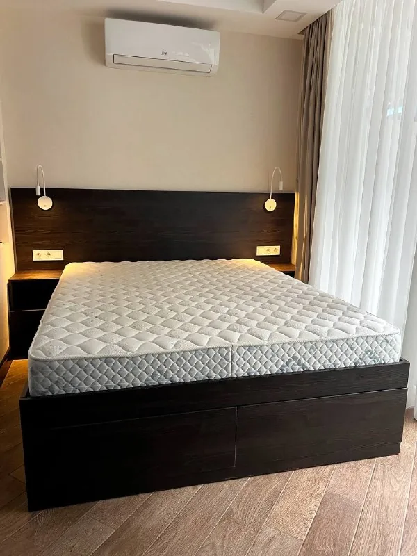 Кровать с тумбами, подсветкой и матрасом 1