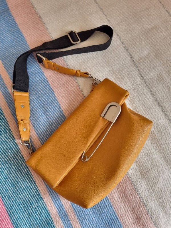 Черная сумка с металлическими элементами, Желто-рыжая сумка с булавкой 4