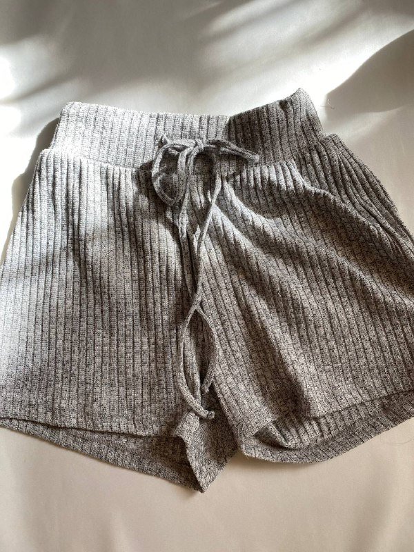 Теплая панамка, серые шорты, джинсовые шорты, бежевые лосины, спортивный топ, бежевый топ в клеточку 3