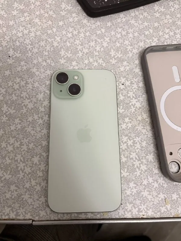 iPhone 15 128GB зеленый 1