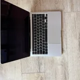 Macbook Pro 13 M1 8/256 GB 4