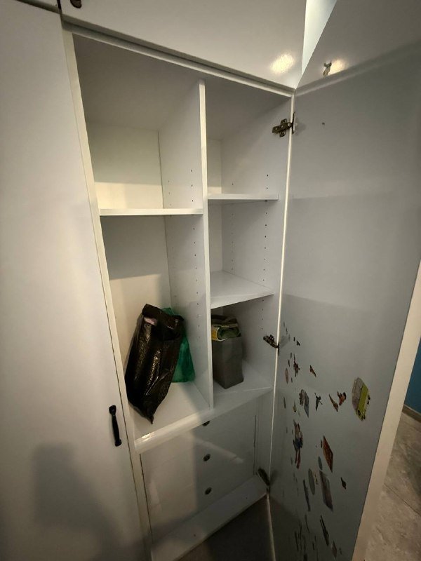 огромный шкаф, тумба под телевизор, микроволновка, шкаф с зеркалом