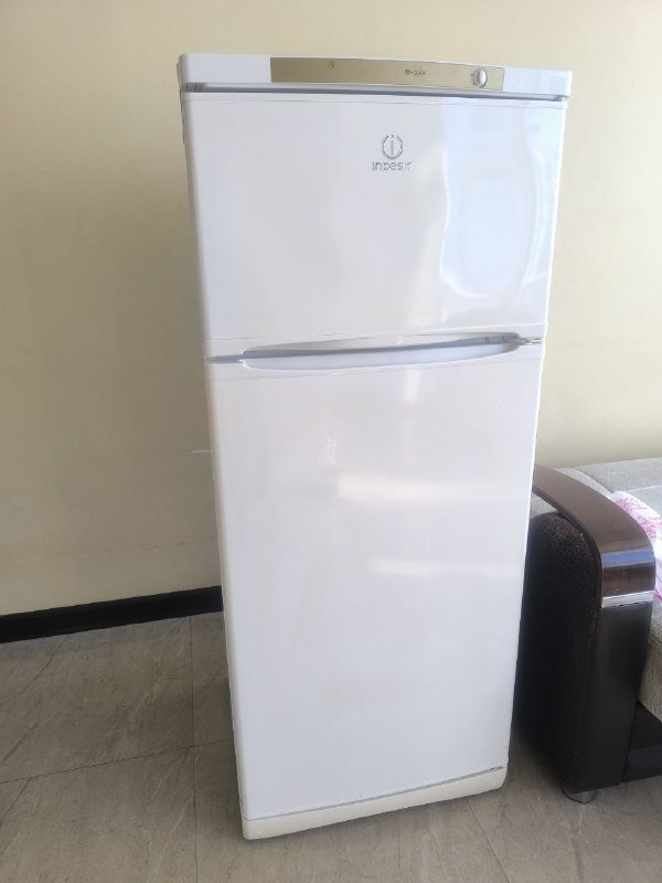 Кровать, холодильник, прихожая с зеркалом 3