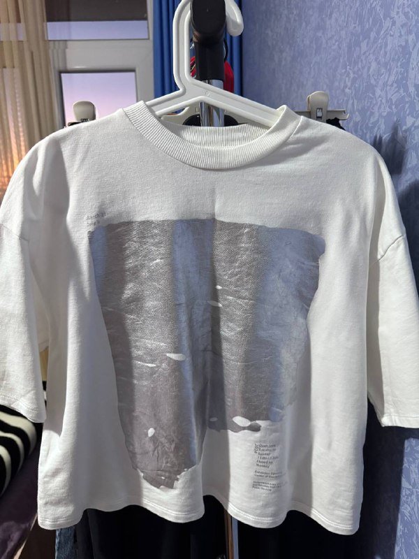 Рубашка, ботильоны, полупальто, кроссовки, сумка, майка, футболка, джинсы, очки солнцезащитные 7