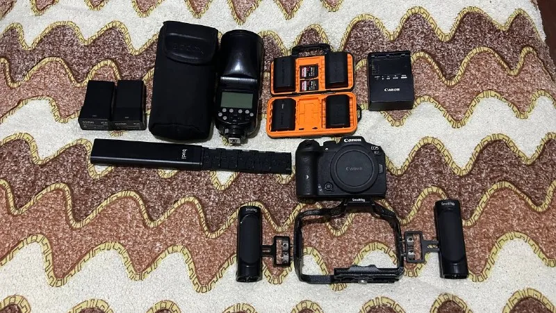 Фотоаппарат Canon R7, вспышка Godox V1 C