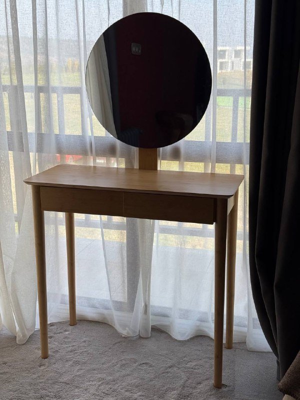 Косметический столик с зеркалом