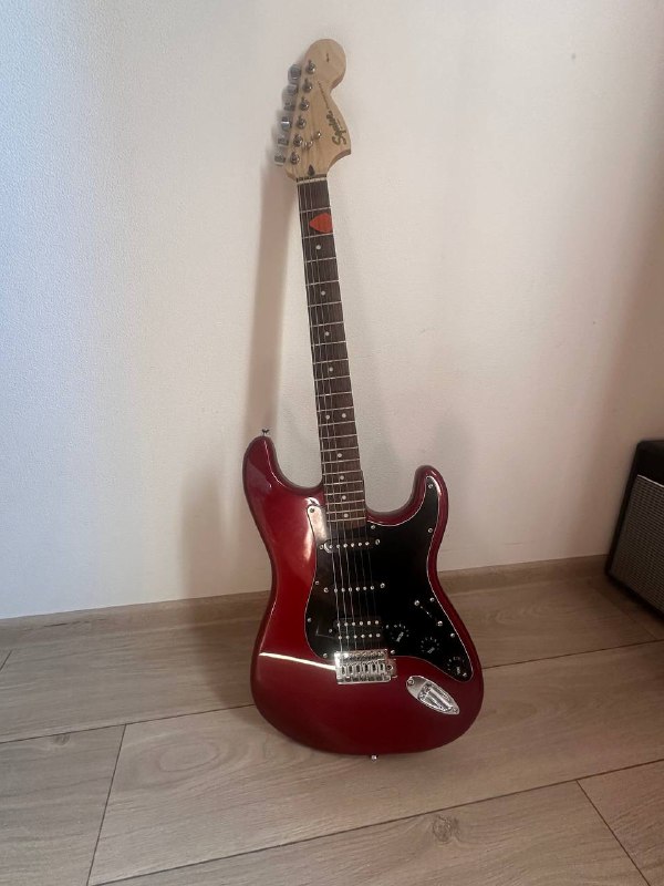 Squier Stratocaster с чехлом, ремнём, шнуром