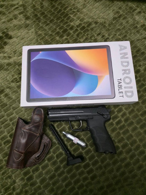 Планшет ANDROID и пневматический пистолет с кобурой