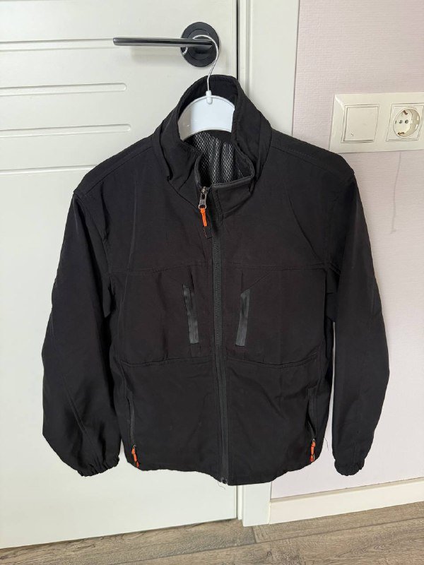 Черная легкая куртка