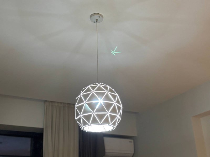 Дизайнерская люстра металлическая молочного цвета 2