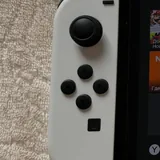 Nintendo Switch OLED с двумя парами контроллеров и чехлами 4