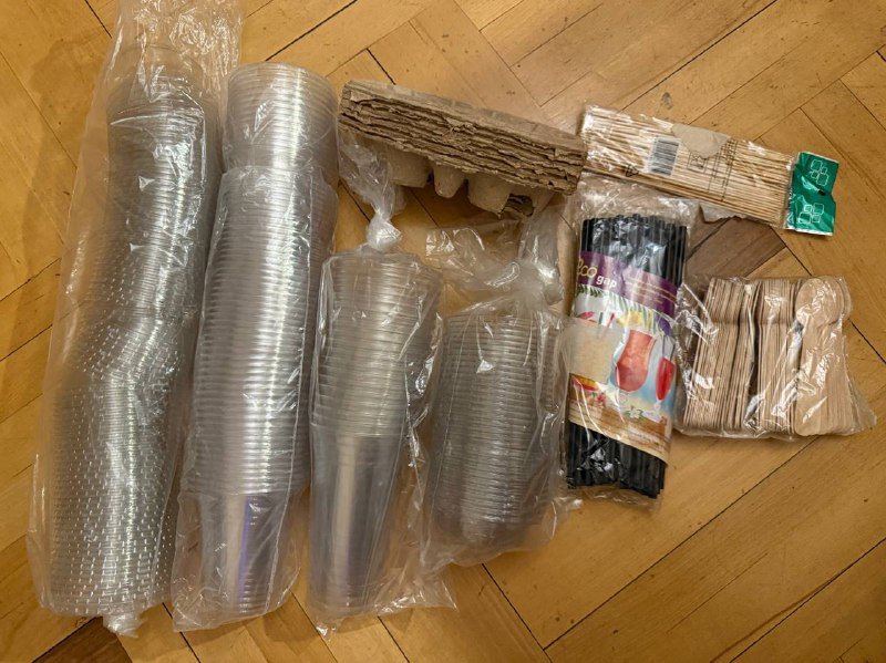 Стаканы, трубочки, подстаканники, деревянные ложки, шпажки