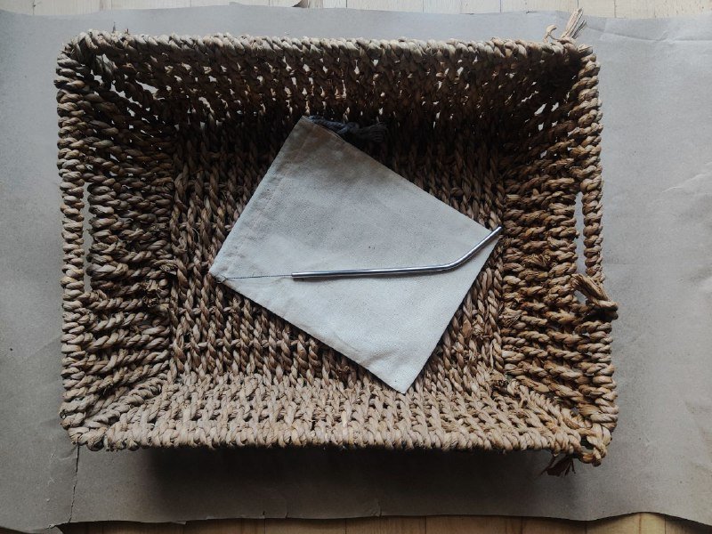 плетёная корзина с ручками, железная трубочка с ёршиком