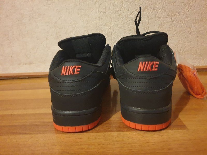 Nike SB Dunk Low Black Pigeon 3