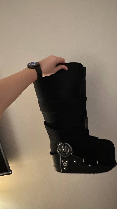 Ортопедический сапог Walker с костылями 2