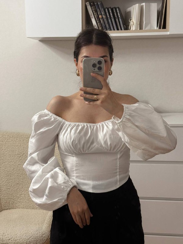 Топ Shein, сумка Polene реплика, кроссовки New Balance, рубашка Uniqlo, юбка Zara, топ H&M, свитер Zara, худи Jack&Jones, кроссовки Ессо, шорты H&M