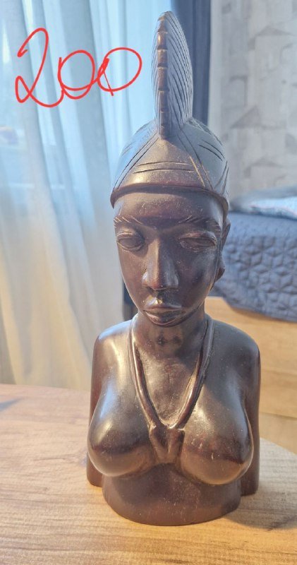 Кровать, тумба, наушники, статуэтка, фикус, спатифилум 5