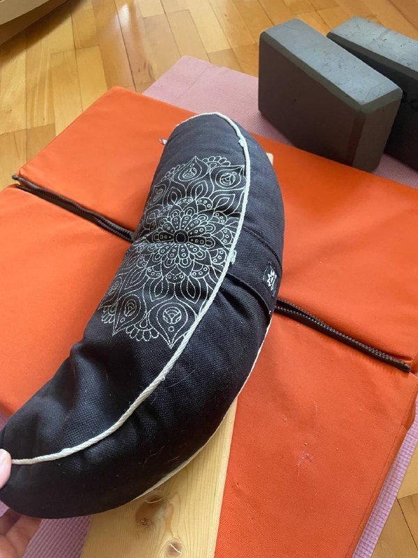 Стул, подставка, подушка, ремень и кирпичи для йоги 4