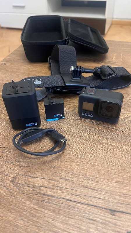 GoPro Hero 8 Black, зарядная станция, 3 аккумулятора, карта памяти 64GB, крепление, кабель, кейс