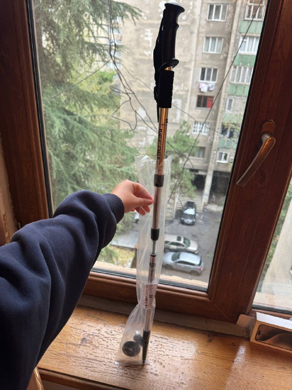 Кеды 38 размер, красный пиджак, сумка коричневая, сумка бежевая, летняя обувь, платье ХЛ, белое платье М, палка для походов 7