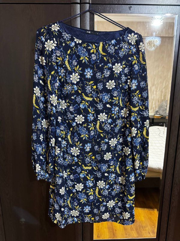 Черное платье, белый топ, дубленка, платья, куртка, комбинезон, кеды, портупея 5