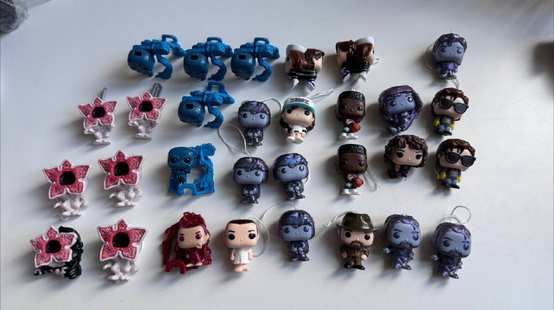 Фигурки из киндера по сериалу Очень странные дела