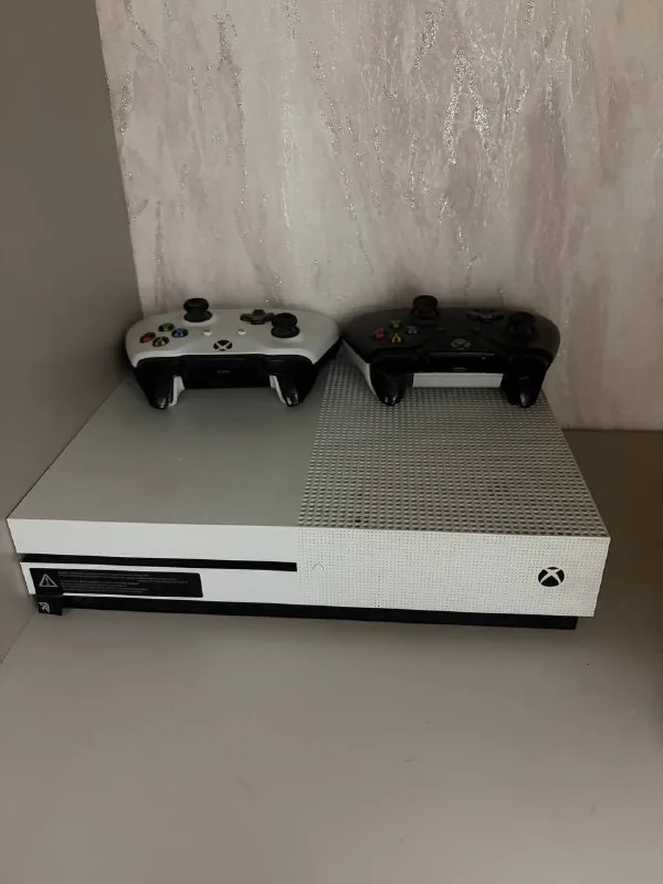 Xbox One S 500 GB с двумя геймпадами
