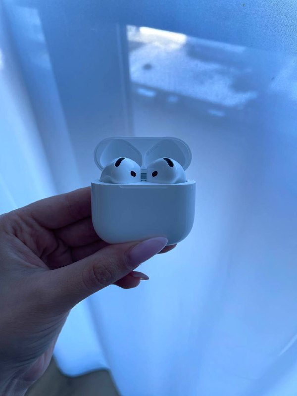 iPhone 12, AirPods, Razer Microphone 4